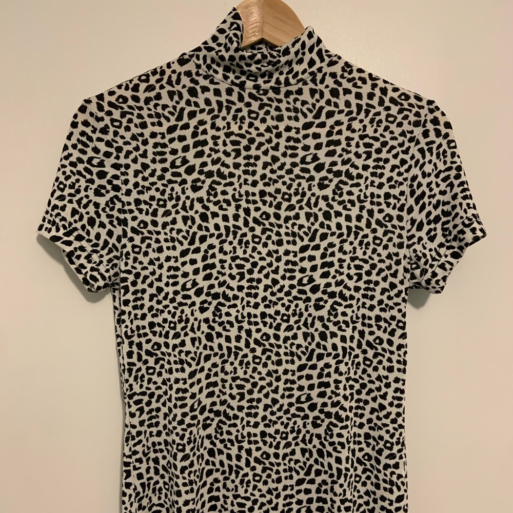 Vintage slinky black and white leopard print turtleneck tee